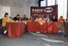 842494 Afbeelding van een uitzending van de regionale zender Radio M vanuit de Provincietoren (Pythagoraslaan 101) te ...